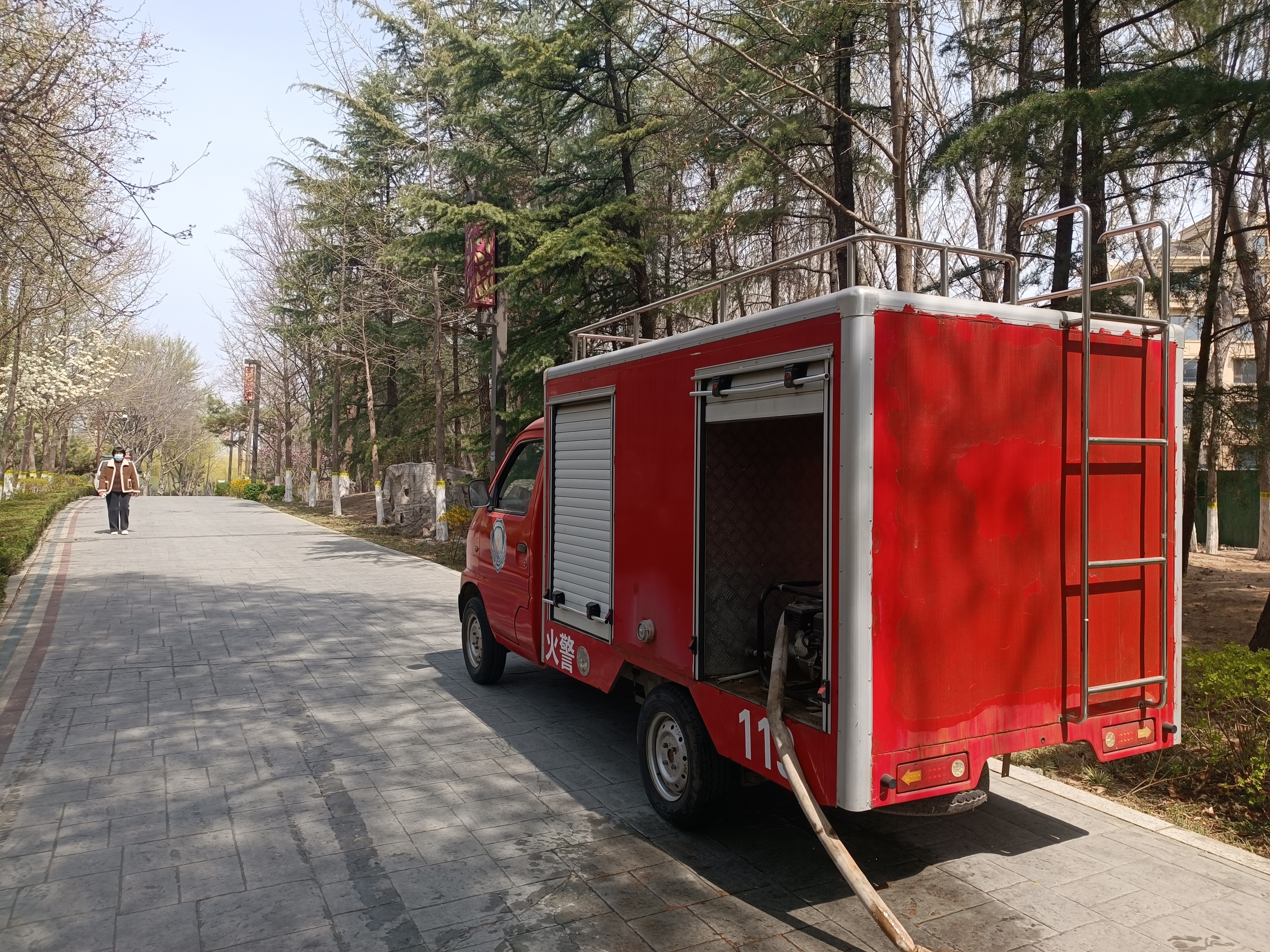 濰坊市園林環(huán)衛(wèi)集團(tuán)多策并用除楊柳飛絮，白浪景區(qū)全面整治迎清新風(fēng)貌